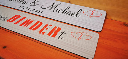 Custom wedding car license plates with names and hearts, perfect for memorable photos and decoration, made from durable Alu-Dibond.