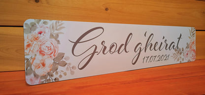Elegant wedding car license plate with floral design and date inscription for personalized decoration.