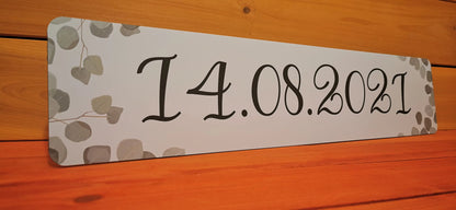 Hochzeitsauto-Nummernschild mit floralen Motiven und Datum 14.08.2021 aus robustem Alu-Dibond, ideal für stilvolle Hochzeitsfotos.