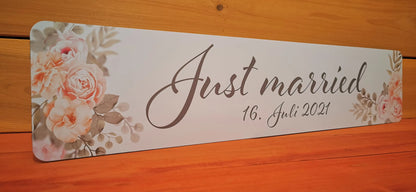 Wedding car license plate with 'Just married, 16. Juli 2021' and floral design on Alu-Dibond.