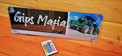 LED Namensschild für LKW mit "Gips Mafia" Schriftzug und Fernbedienung auf Holztisch.
