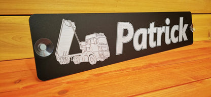 Personalisiertes LKW Namensschild mit individuellem Motiv, gedruckt auf Alu-Verbundplatte, befestigt mit Saugnäpfen.