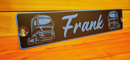 Personalisiertes LKW Namensschild mit "Frank" und Lastwagenmotiv, gedruckt auf Alu-Verbundplatte, mit Saugnäpfen für einfache Befestigung.