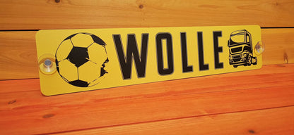 Personalisiertes LKW Namensschild aus Alu-Verbundplatte, gelb mit Fußballmotiv und Saugnäpfen, edel gestaltet und hochwertig gedruckt.