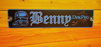 Individuelles LKW Namensschild mit Wunschmotiv 'Benny' auf Alu-Verbundplatte, inklusive Saugnäpfen zur Befestigung an Frontscheibe.