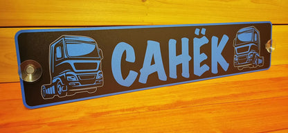 Individuelles LKW Namensschild auf Alu-Verbundplatte mit russischem Namen und blauer Schrift, inklusive Saugnäpfen zur Befestigung.