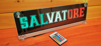 LED Namensschild für LKW mit mehrfarbigem Text "Salvatore" und Fernbedienung, zur Individualisierung von Truck-Kabinen.