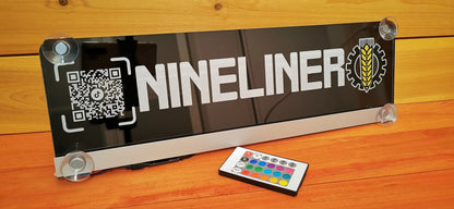 LED Namensschild mit Saugnapf für LKW, personalisierbar, mit Fernbedienung und QR-Code, ideal für Showtrucks oder Nachtbeleuchtung.