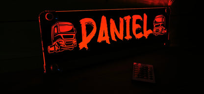 LED Namenenschild für LKW mit Wunschmotiv und roter Beleuchtung, individuell gestaltbar als dekoratives Nachtlicht für Truckkabinen.