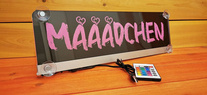 LED Namensschild für LKW mit Saugnapf und Fernbedienung, personalisiert mit dem Schriftzug "Mädchen" in pinkem Design.