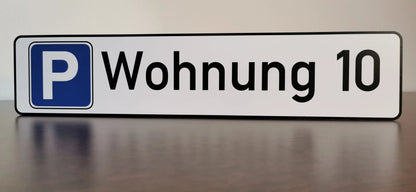 Parkplatzschild mit Beschriftung 'Wohnung 10' auf Aludibond-Platte für wetterfesten Außeneinsatz