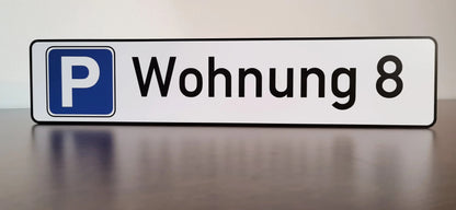 "Wohnung 8 Parkplatzschild" aus robustem Aludibond mit UV-beständigem Druck, ideal für individuelle Beschilderungslösungen.
