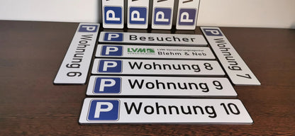 Set of custom parking signs, 52x11.2cm, with logo, featuring apartment numbers and visitor labels on sturdy Aludibond plates.