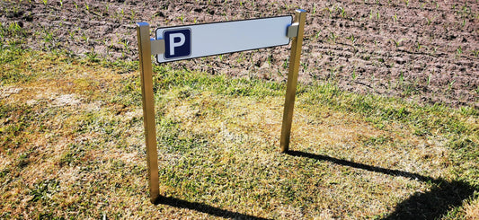 1x Parkplatzschild mit deinem Wunschtext & Logo, inkl. Standfüße und Halterung in Edelstahl