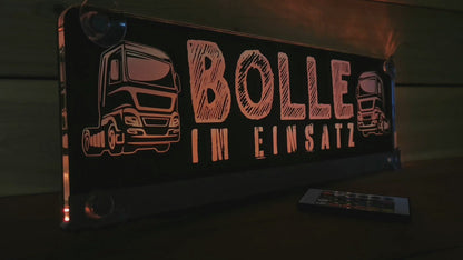 LED Namensschild für LKW mit Saugnapf und Wunschmotiv beleuchtet im dunklen Raum